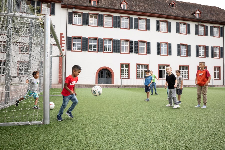 Kinder beim Fussball-Spielen (Matthias Willi).jpg